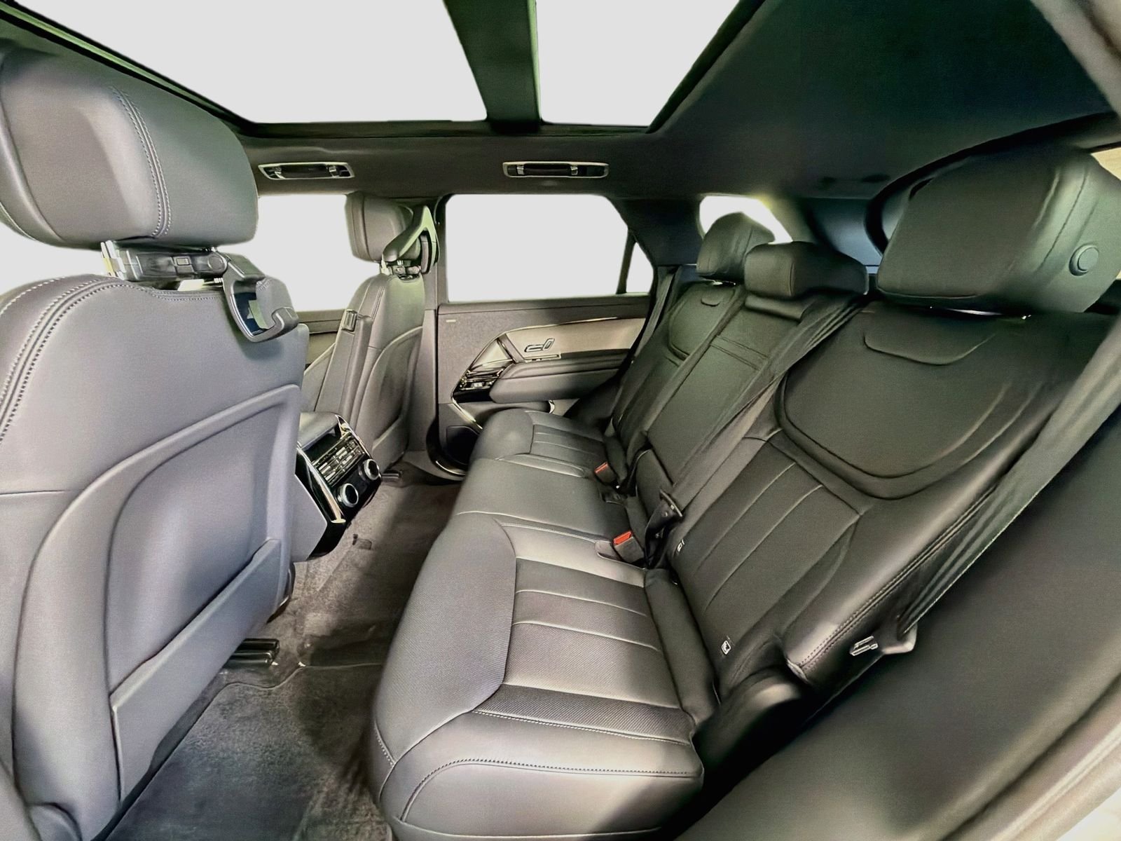 New 2026 Fuji White Land Rover Dynamic SE image 27