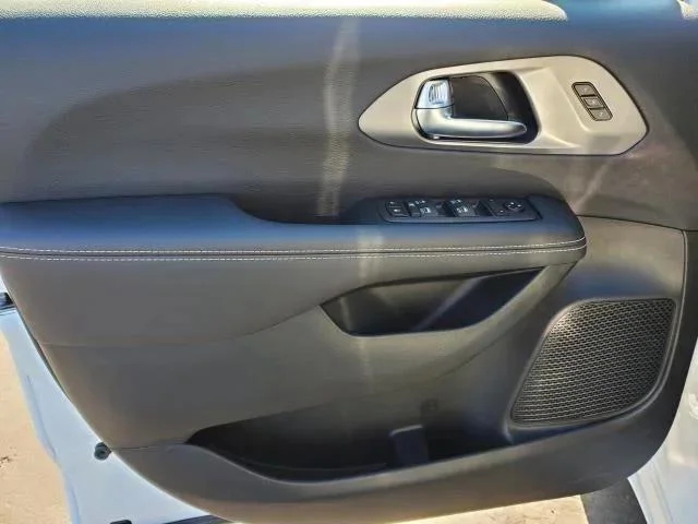 2026 Chrysler Pacifica Select - Photo 18