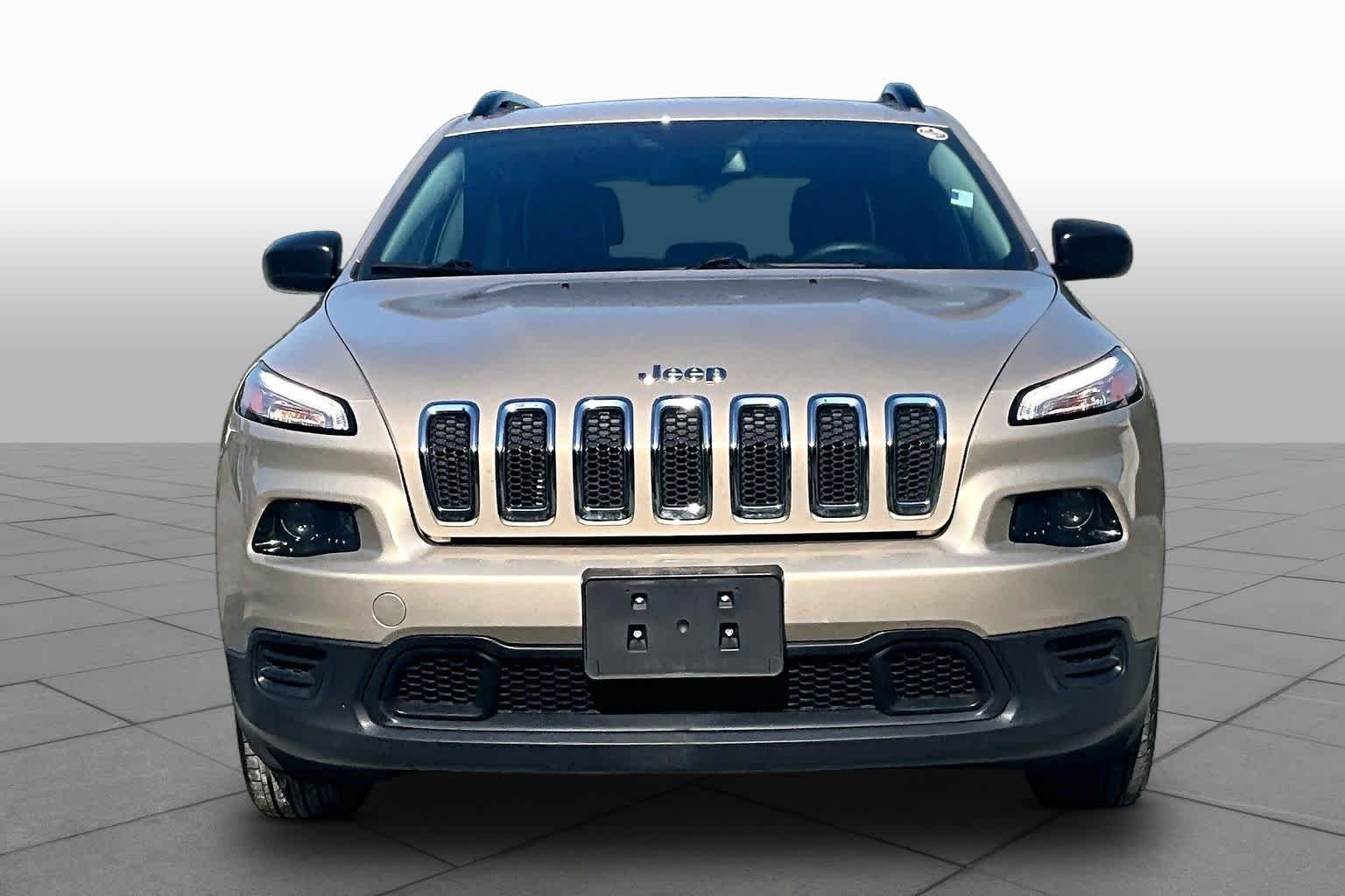 Used 2015 Cashmere Pearlcoat Jeep Sport image 4