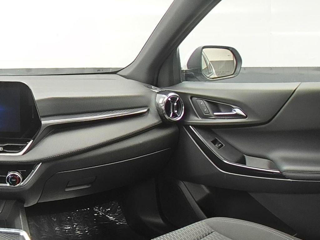 Used 2025 White Chevrolet LT image 19