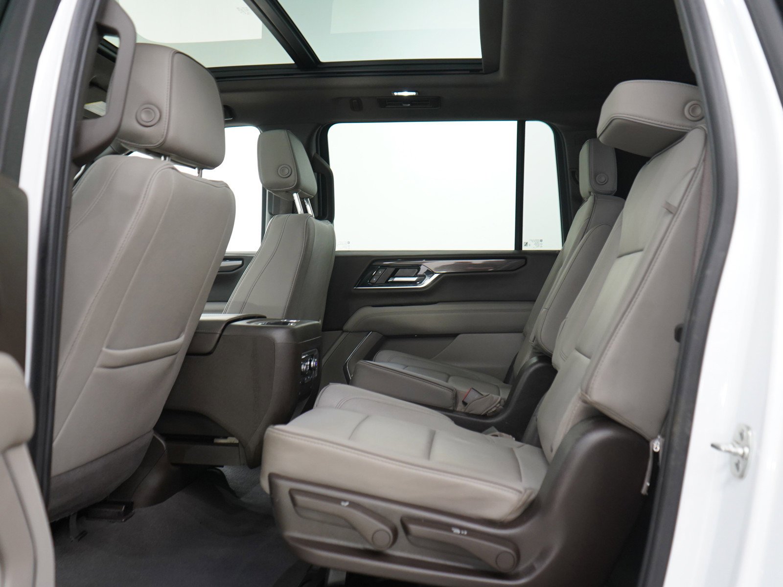 Used 2025 Summit White GMC Elevation image 19