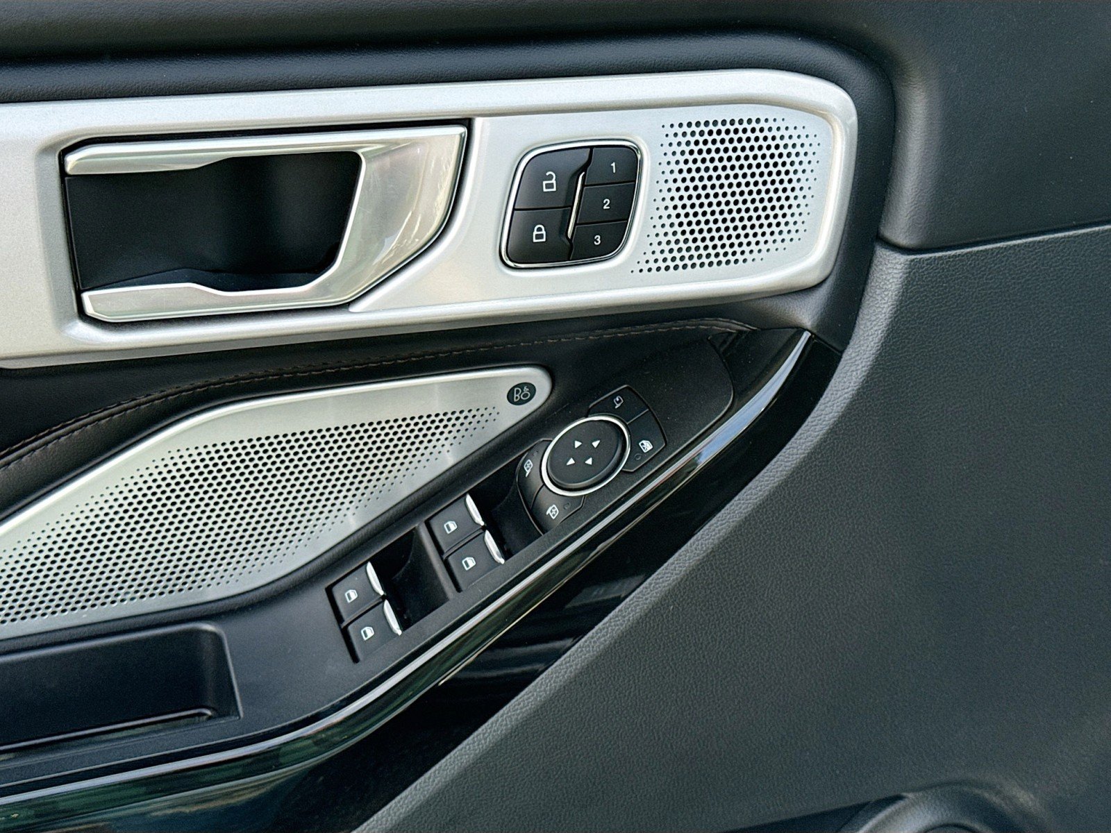 2022 Ford Explorer Platinum - Photo 18