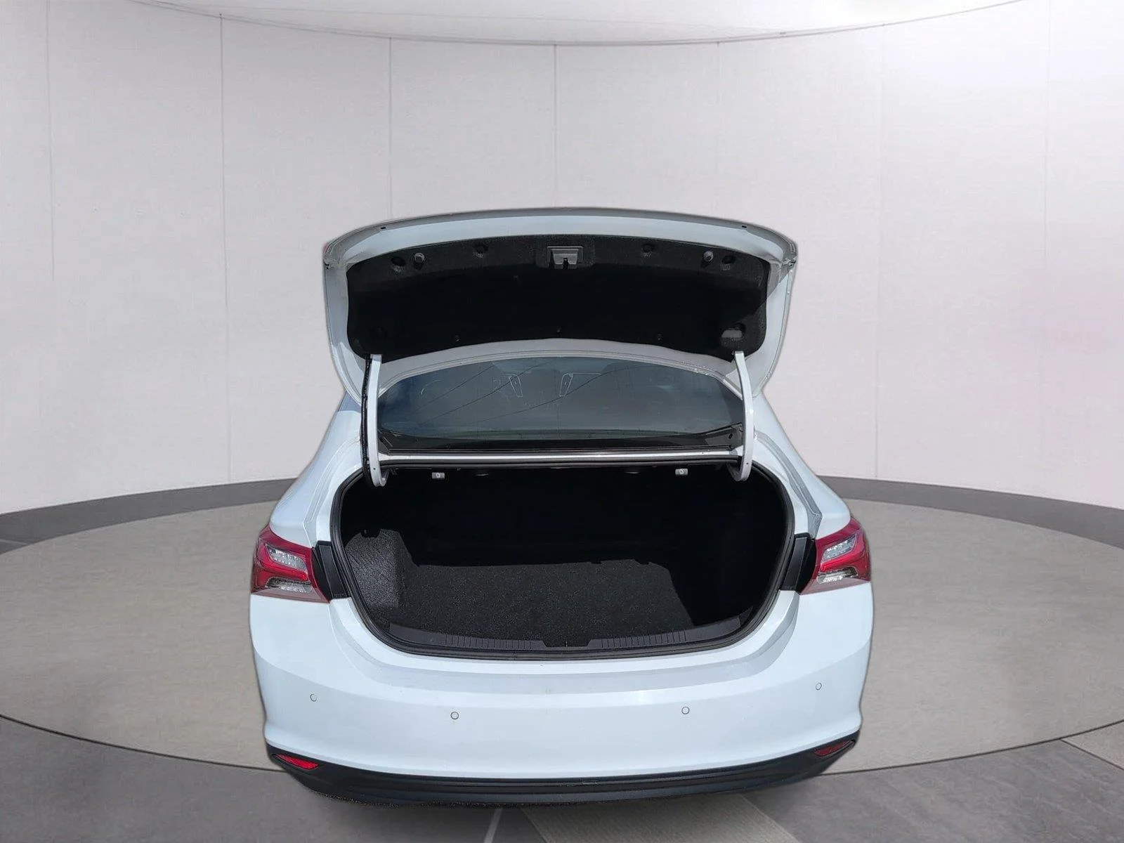 Used 2024 Summit White Chevrolet 2LT image 5