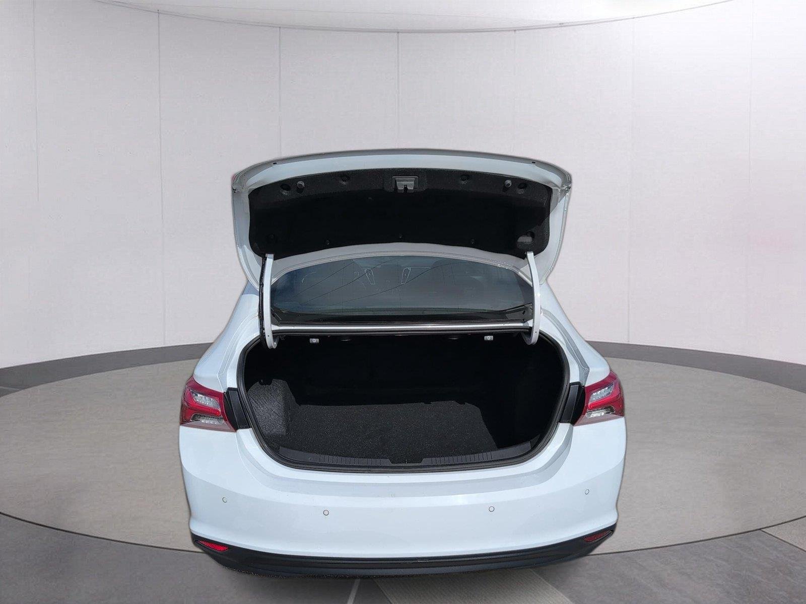 Used 2024 Summit White Chevrolet 2LT image 5