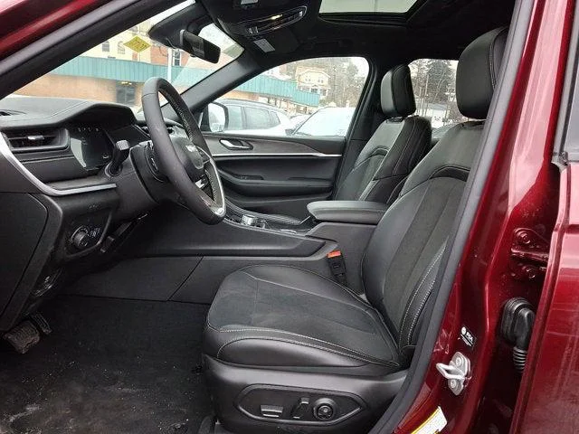 New 2026 Velvet Red Pearl-Coat Exterior Paint Jeep Altitude image 5