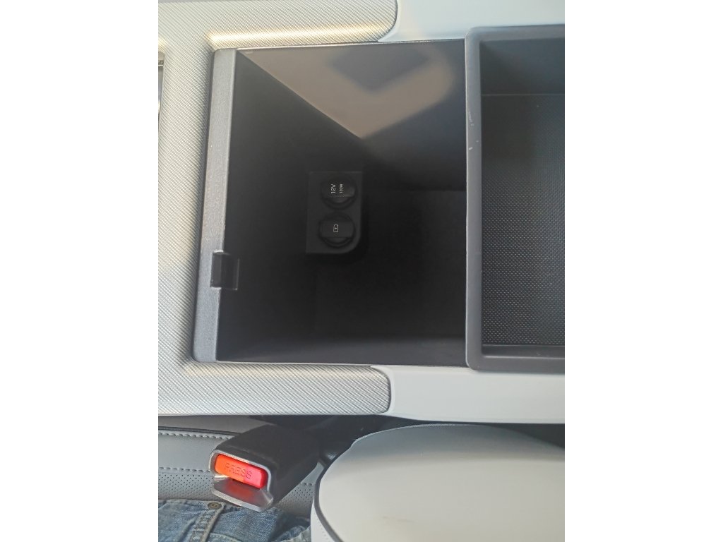 Used 2025  Hyundai SEL image 32