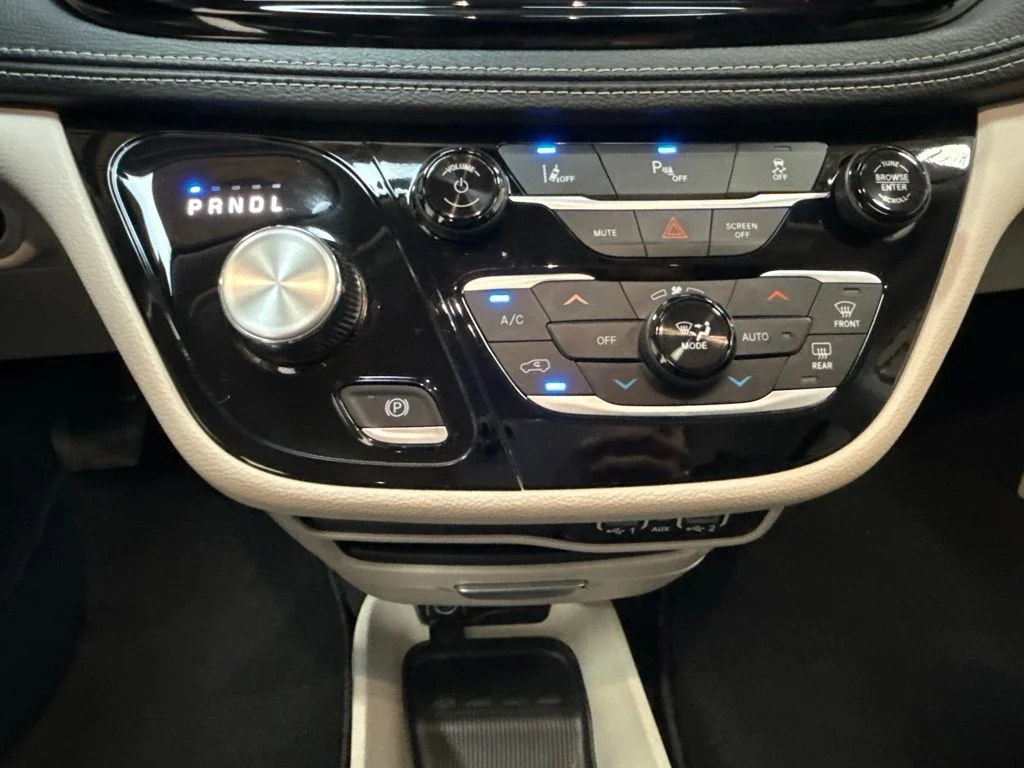 Used 2024 Diamond Black Crystal Pearlcoat Chrysler Select image 22