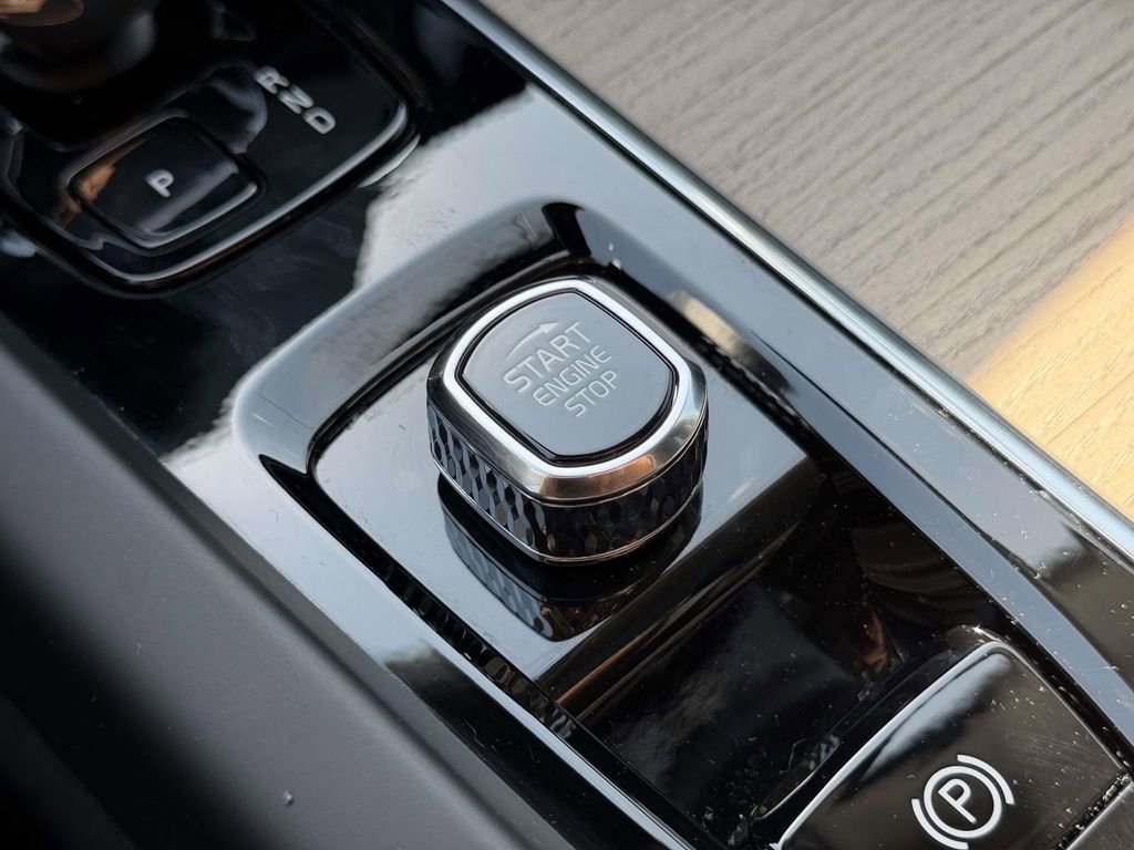 2026 Volvo XC60 Plus - Photo 7