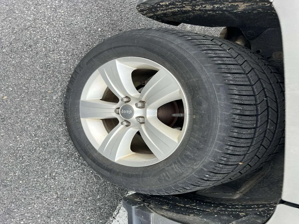 Used 2015 Silver Jeep Latitude image 15