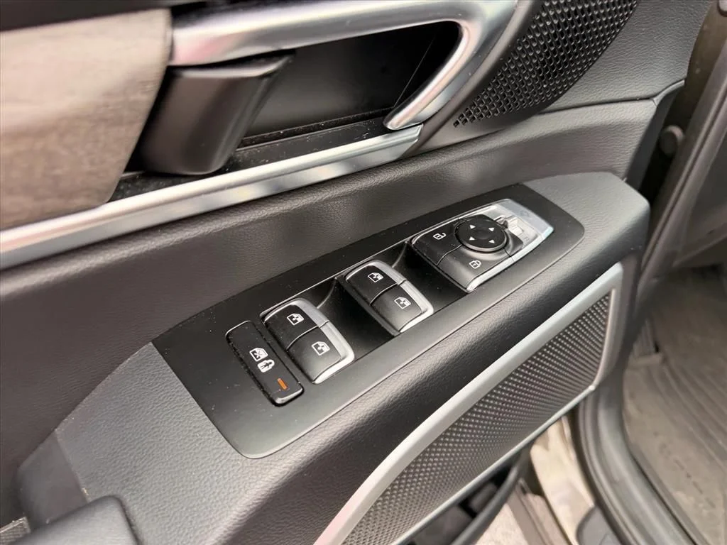 Used 2022 Green Kia EX image 18