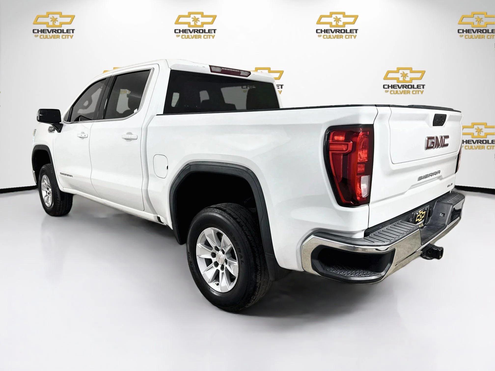 Used 2021 SUMMIT WHITE GMC SLE image 6