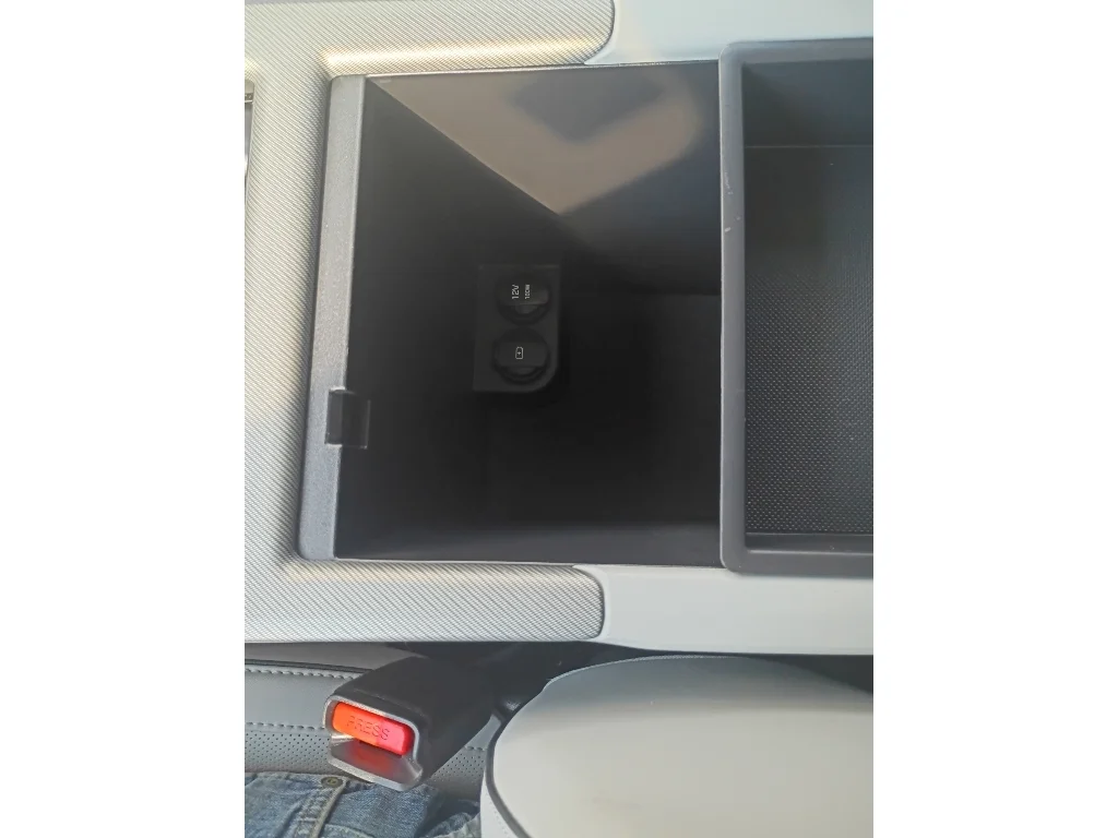 Used 2025  Hyundai SEL image 32