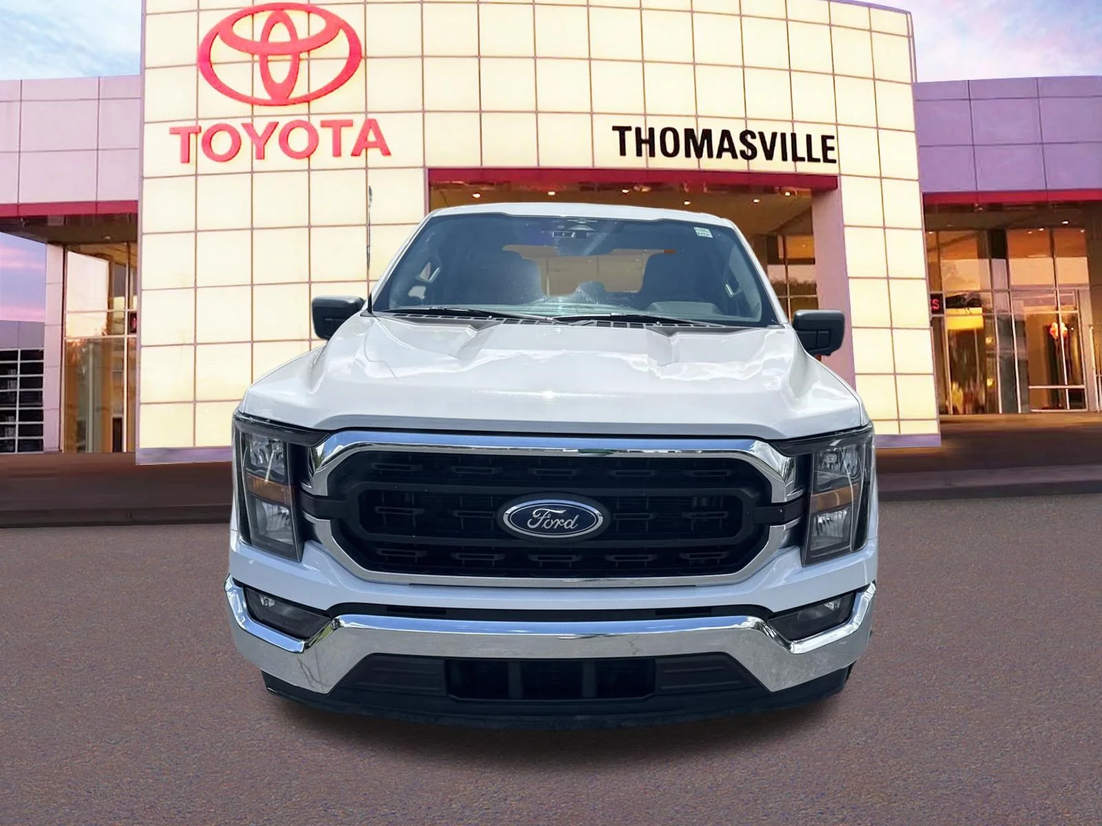 Used 2023 Oxford White Ford XLT image 2