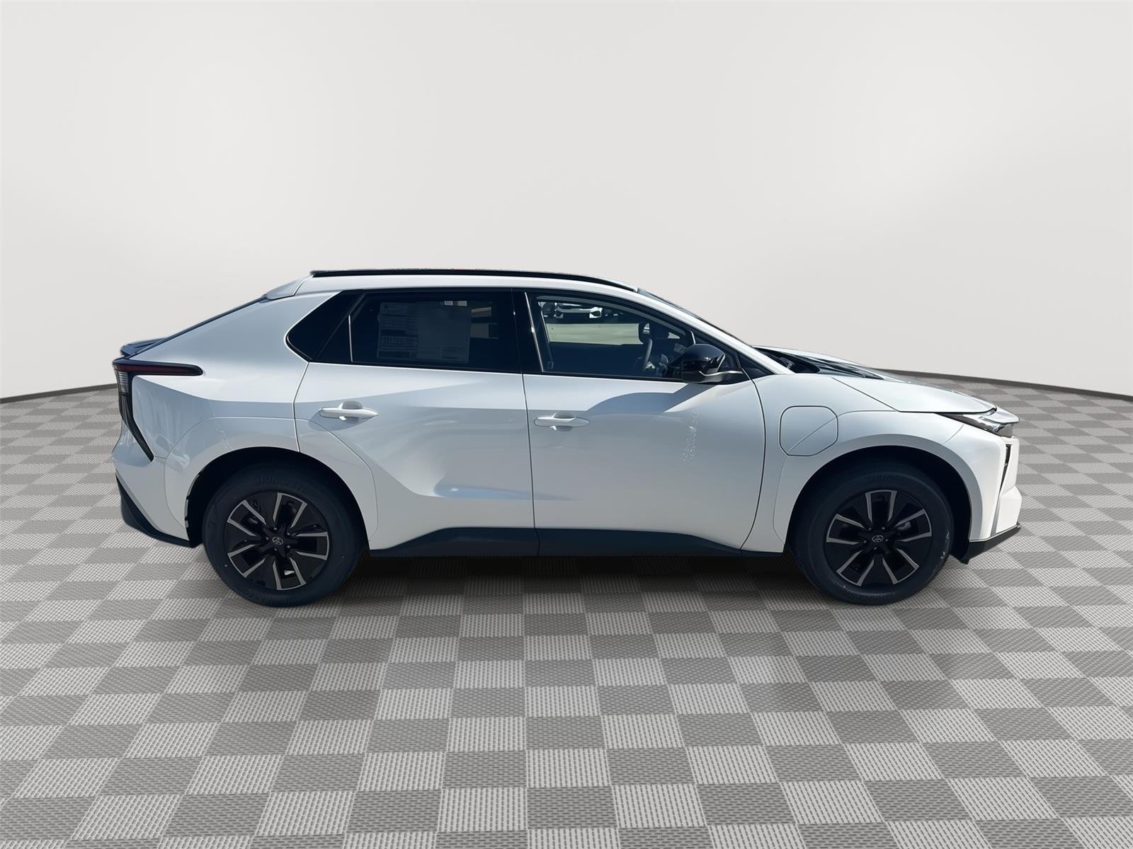 New 2026 Wind Chill Pearl <sup>1</sup> Toyota  XLE image 4
