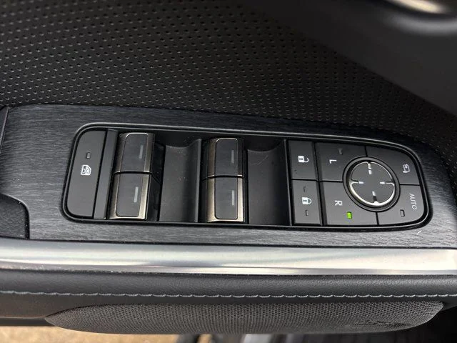 Used 2024  Lexus 550 Overtrail+ image 23