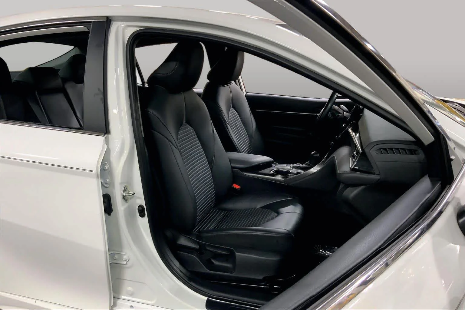 Used 2024 Ice Cap Toyota SE image 9