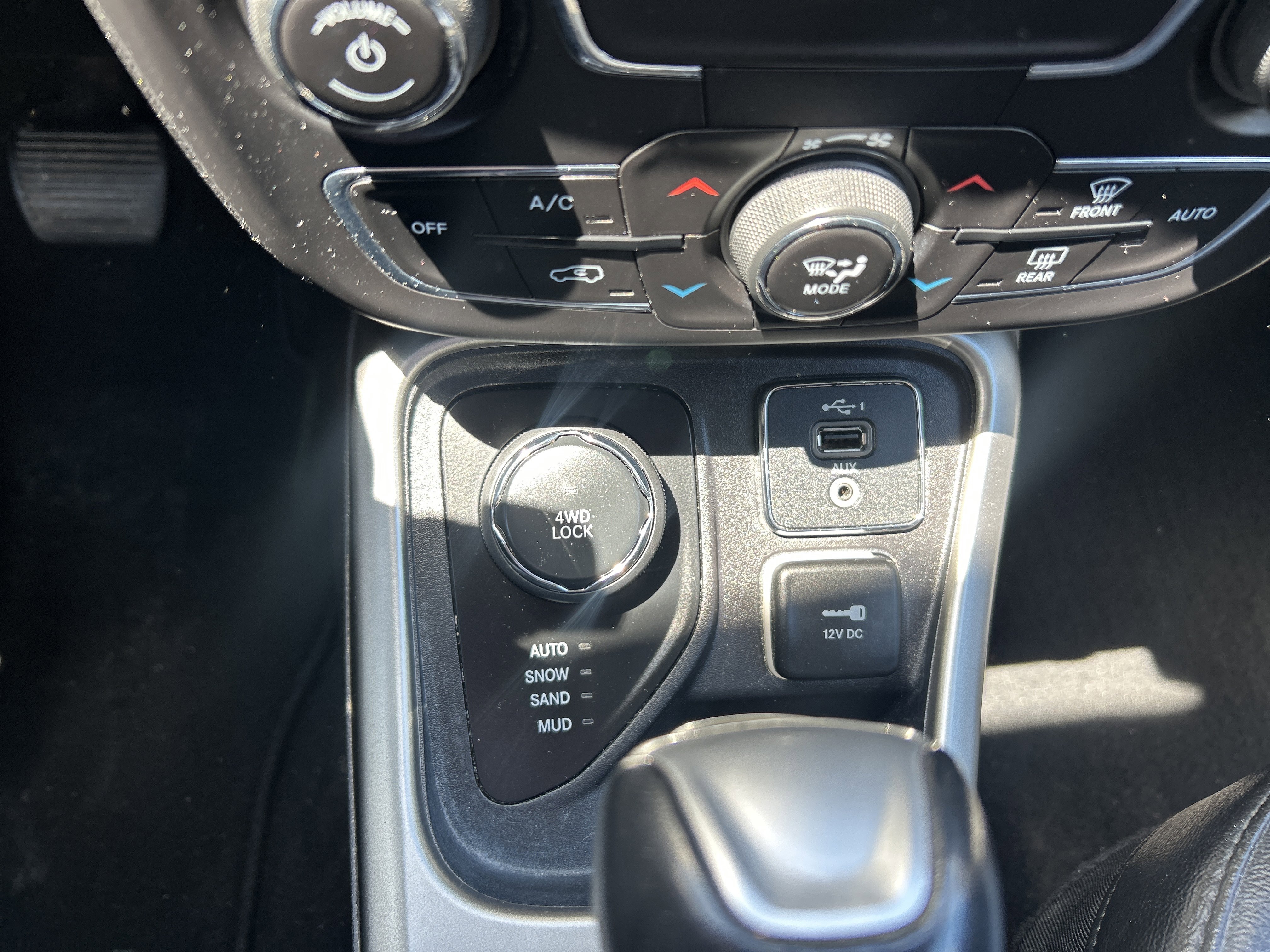 Used 2019 Redline Pearlcoat Jeep Latitude image 12