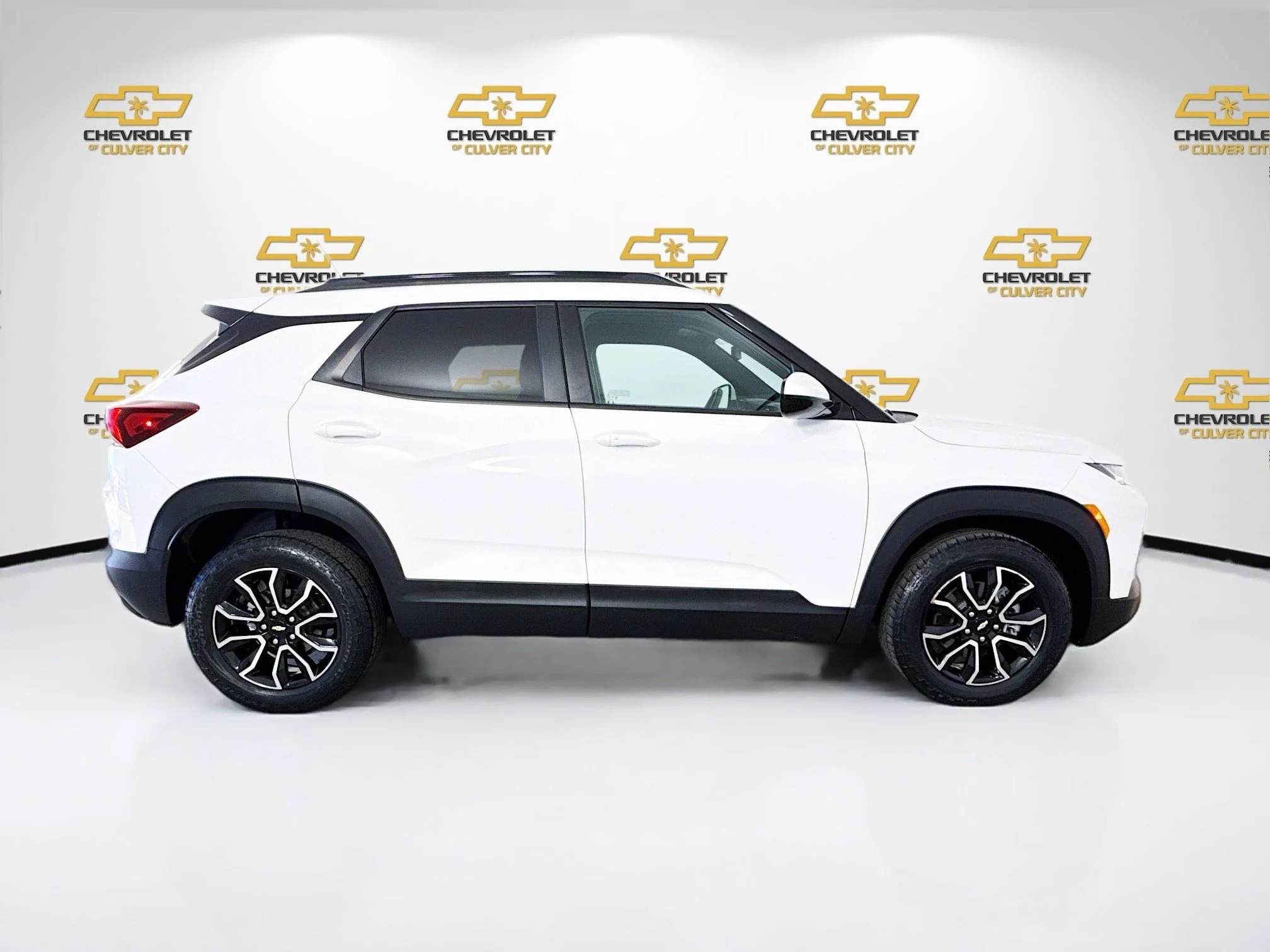 Used 2023 Summit White Chevrolet ACTIV image 9