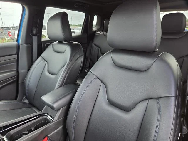 New 2026 Hydro Blue Pearl-Coat Exterior Paint Jeep Limited image 23