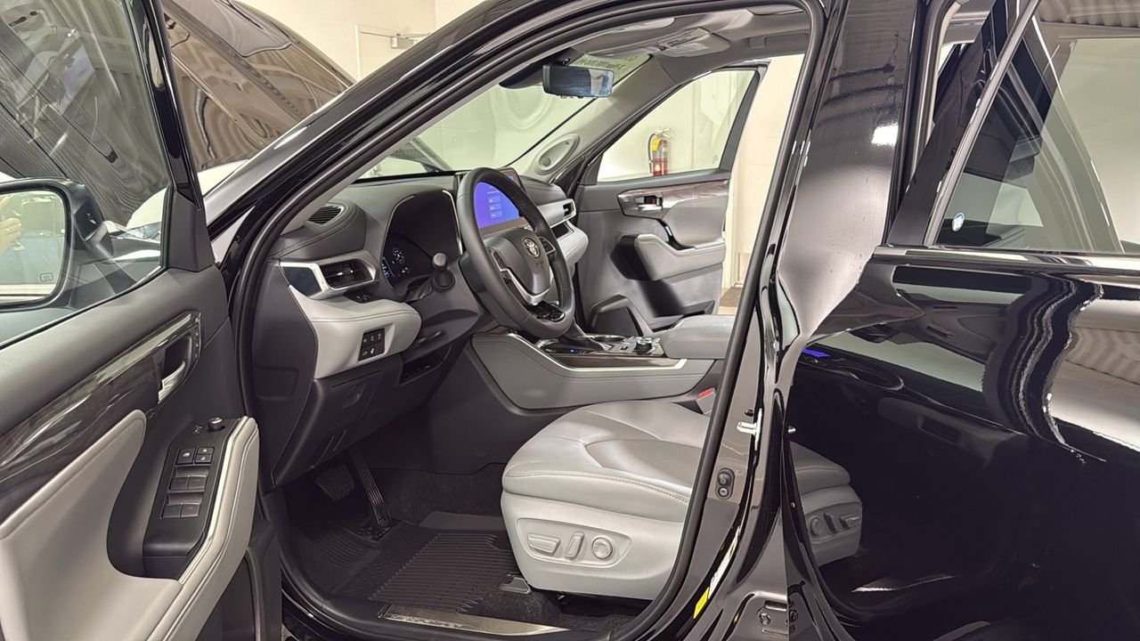 2026 Toyota Highlander Platinum - Photo 12