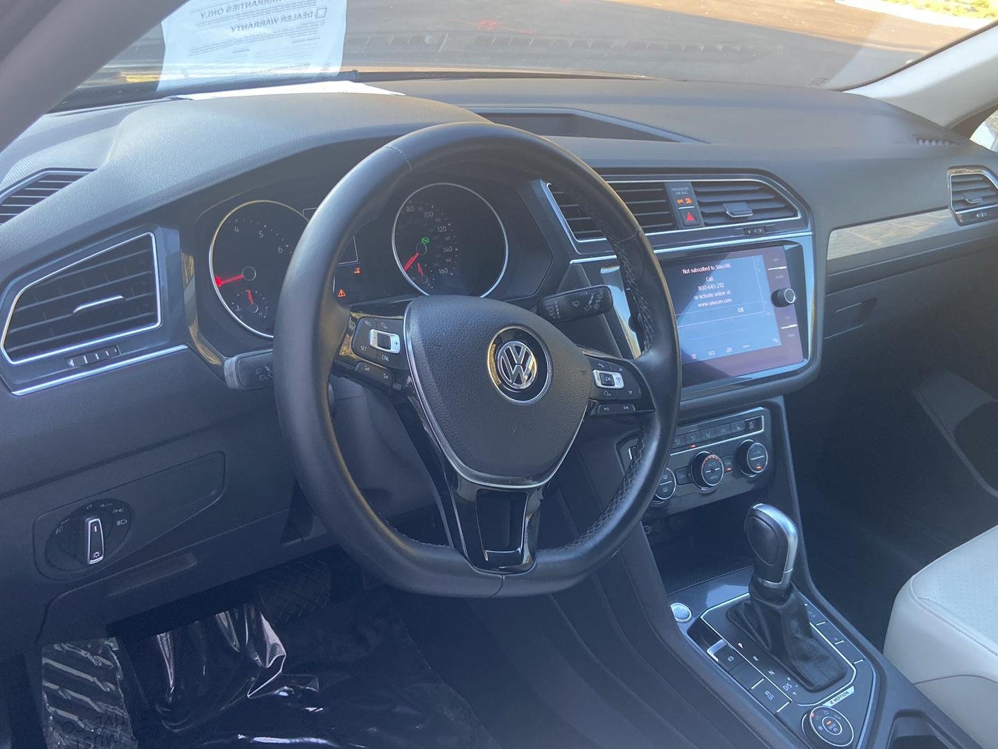 Used 2018 Deep Black Pearl Metallic Volkswagen SE image 11