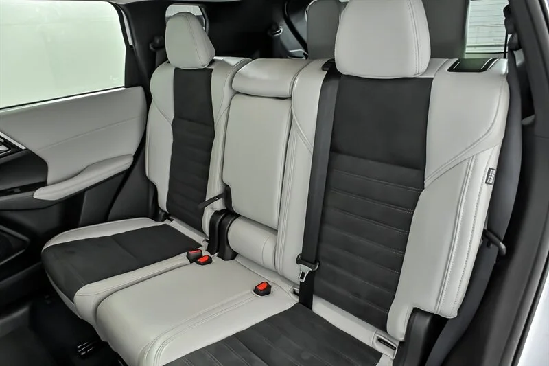 Used 2025 White Diamond Mitsubishi SE image 16