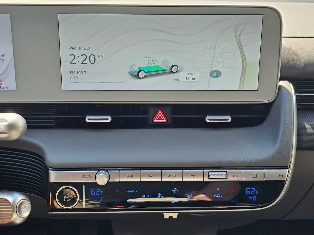 Used 2022  Hyundai SE image 28