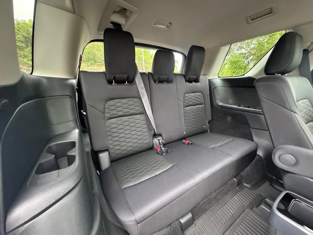 Used 2025 Everest White Nissan SV image 12