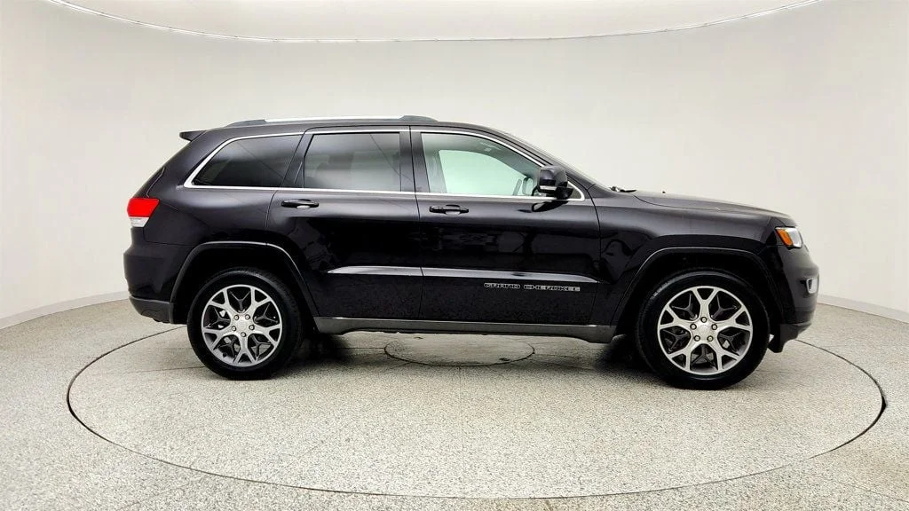 Used 2018 Diamond Black Crystal Pearlcoat Jeep Sterling Edition 4x2 *Ltd Avail* Luxury & Active Safety Groups image 4