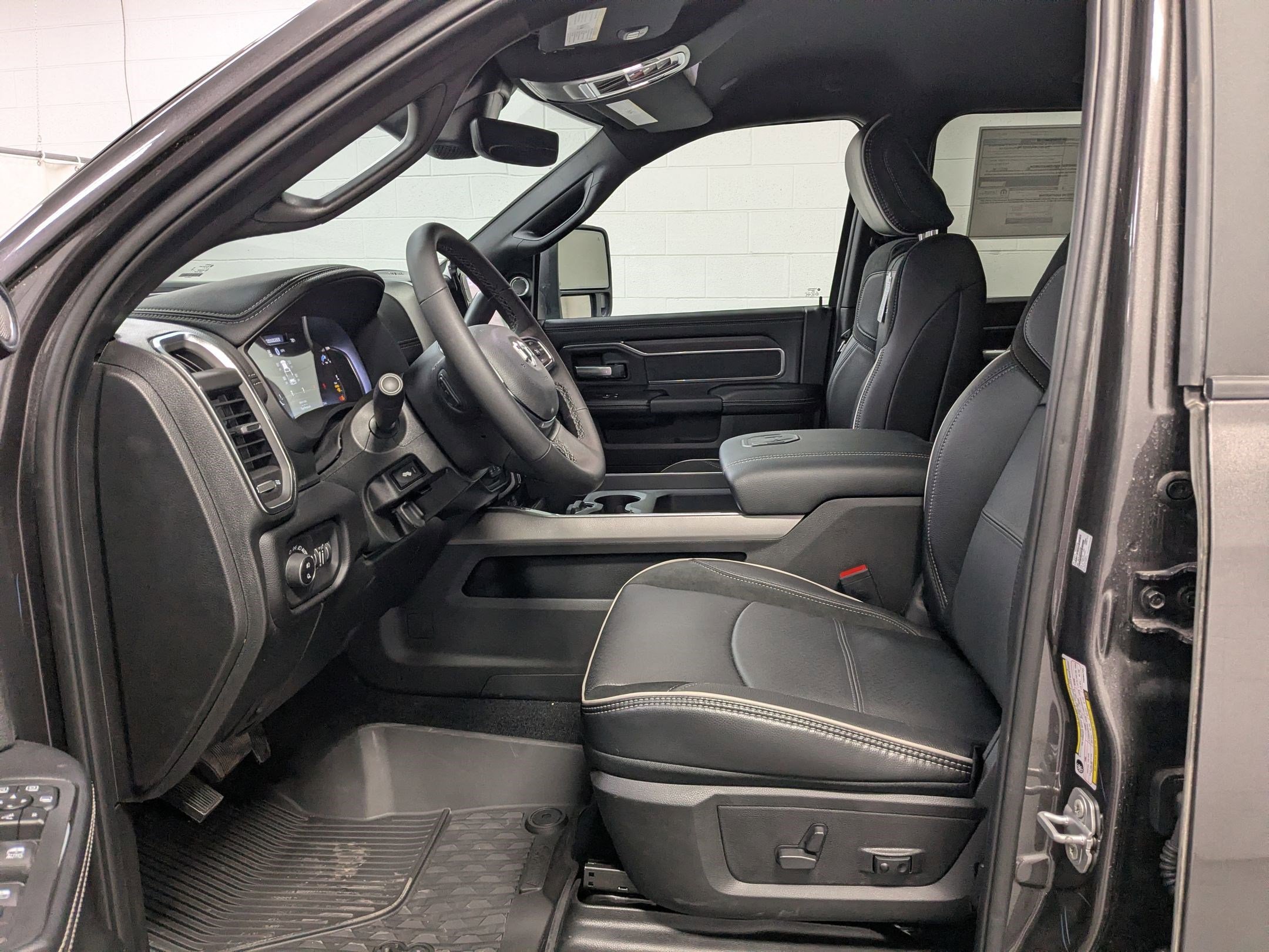 New 2026 Granite Crystal Metallic Clear-Coat Exterior Paint RAM Laramie image 15