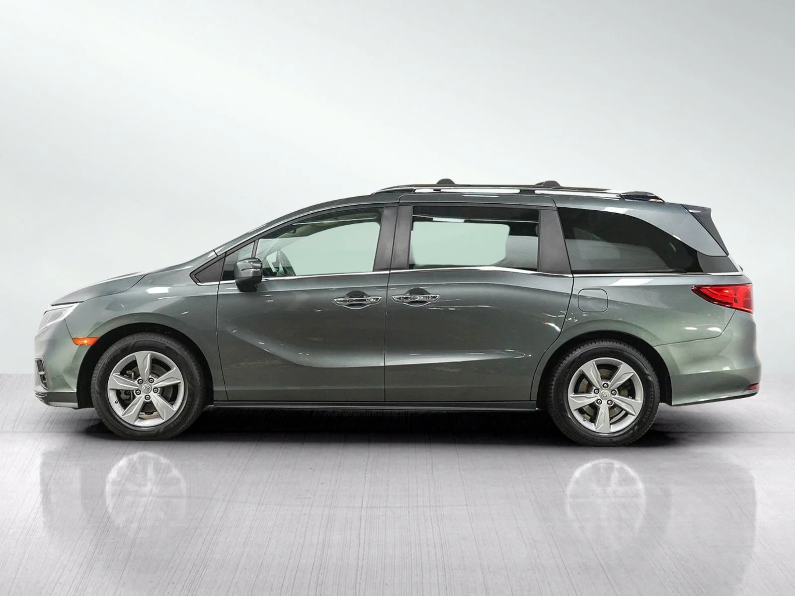 Used 2018 Honda Odyssey EX-L with VIN 5FNRL6H70JB053190 for sale in Burnsville, Minnesota
