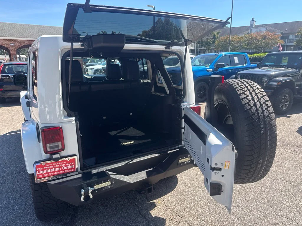 Used 2017 White Jeep Unlimited Sahara image 7