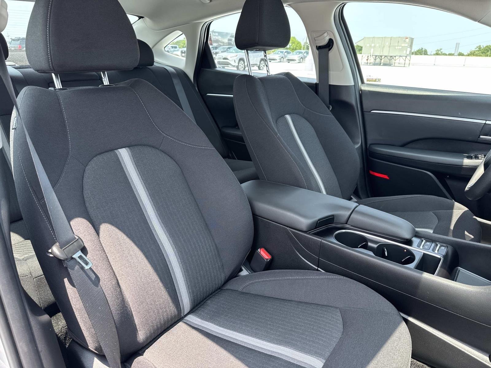 Used 2025 Aero Silver Hyundai SEL image 10