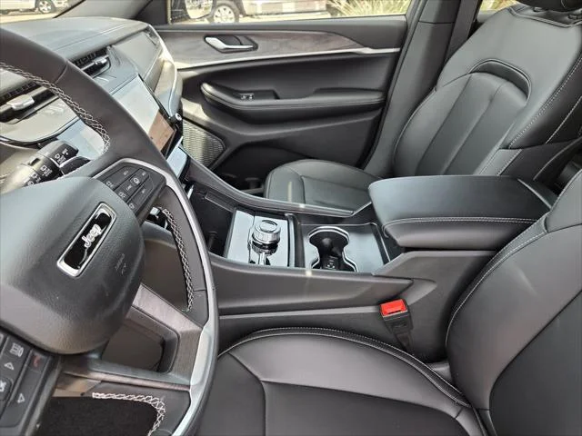 New 2026 Diamond Black Crystal Pearl-Coat Exterior Paint Jeep Limited image 20