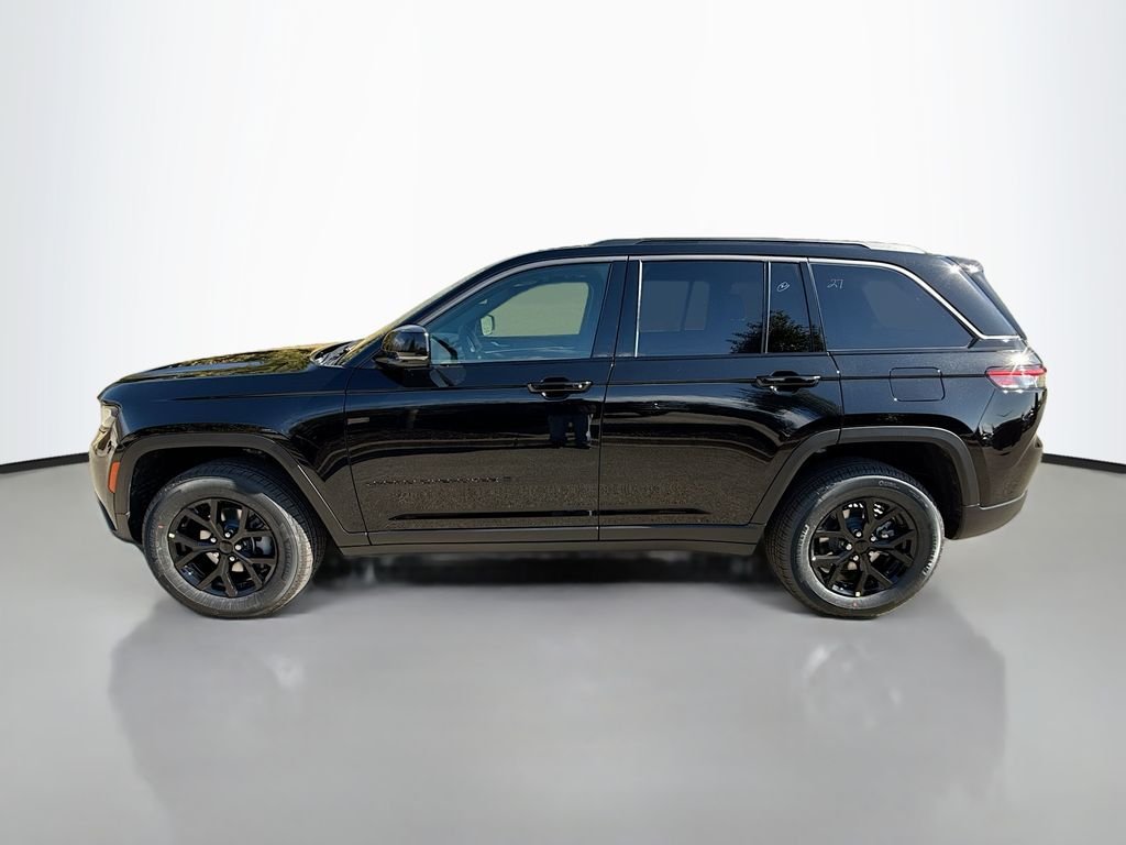 New 2026 Diamond Black Crystal Pearl-Coat Exterior Paint Jeep Laredo Altitude image 7