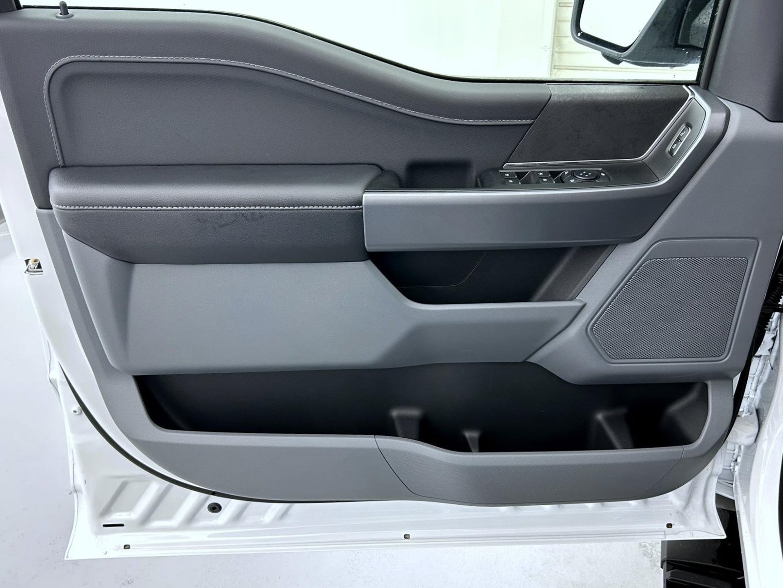 New 2026 Oxford White Ford XLT image 9