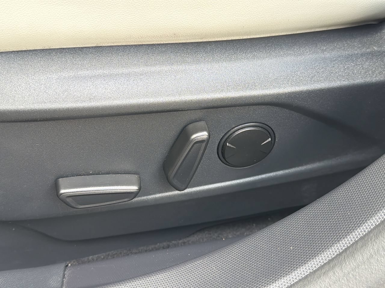 Used 2024 Glacier Gray Metallic TriCoat Ford Premium image 18