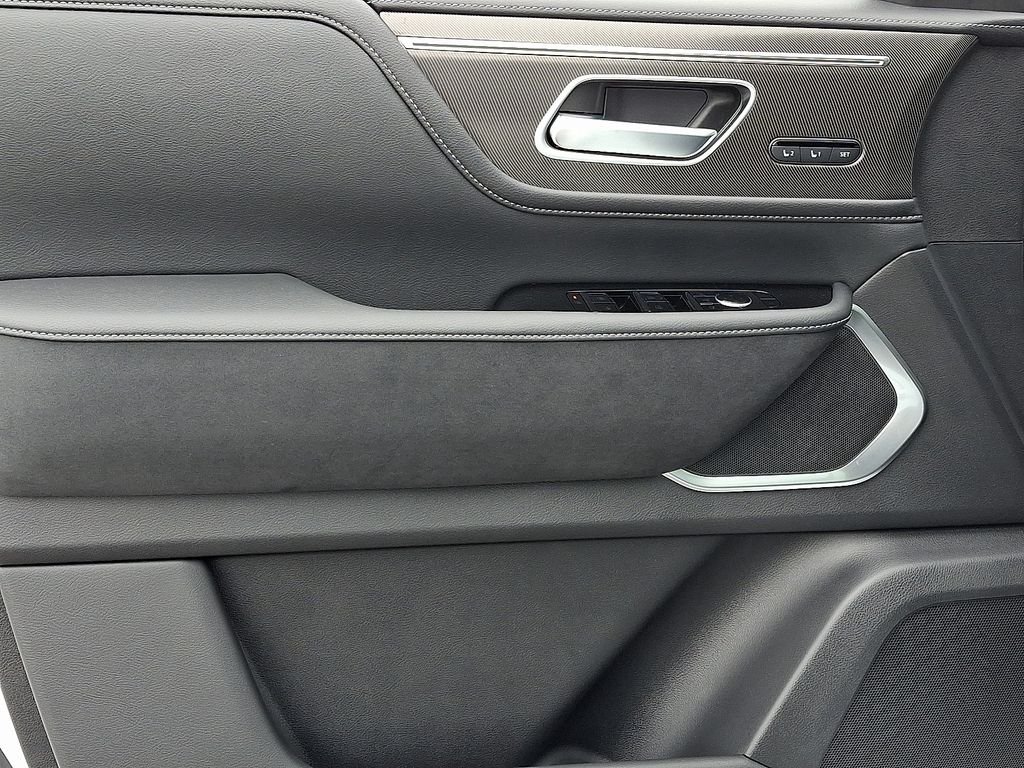 New 2026 RADIANT WHITE INFINITI Luxe 4WD image 9