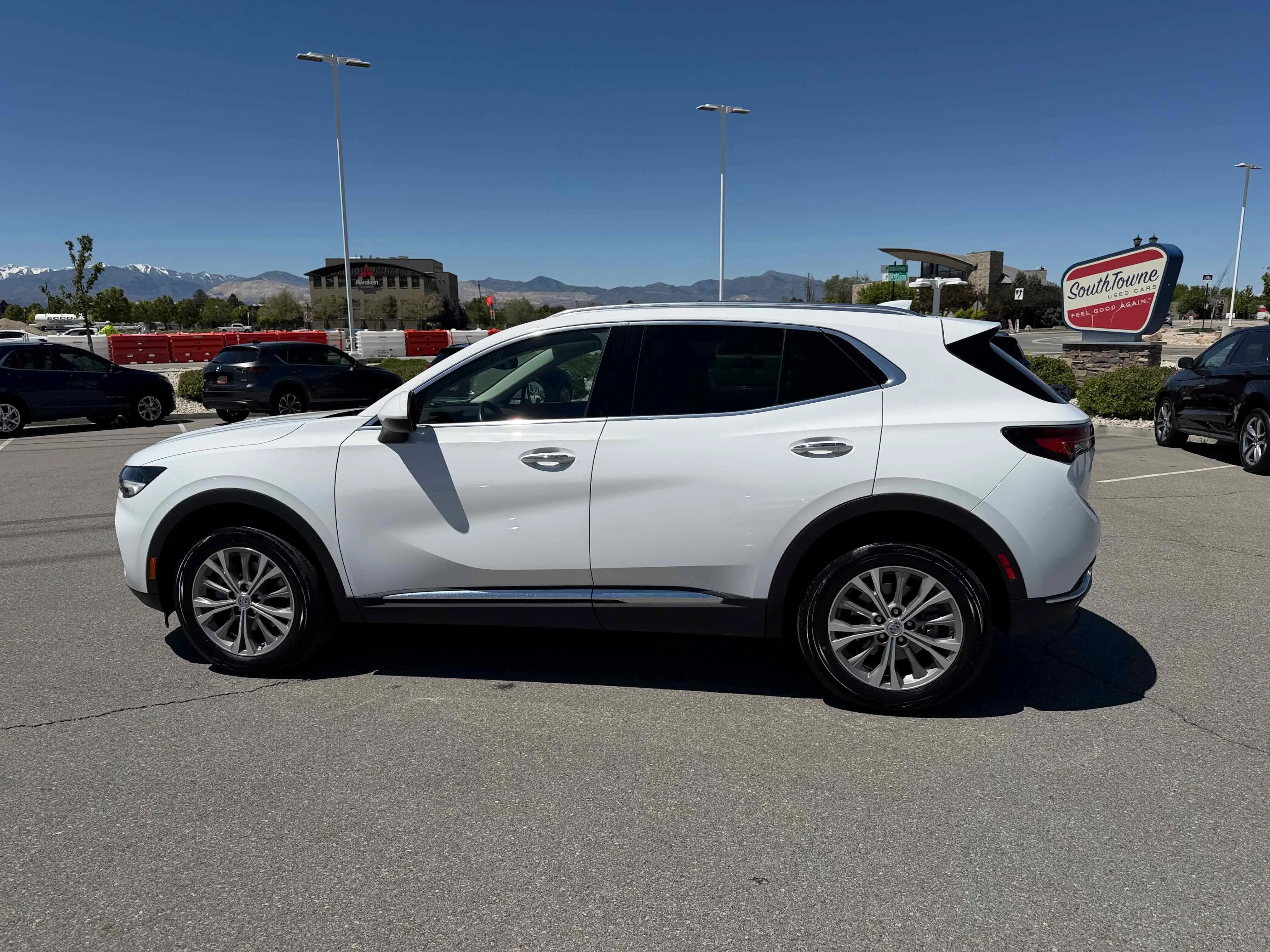 Used 2022 Summit White Buick Preferred image 2