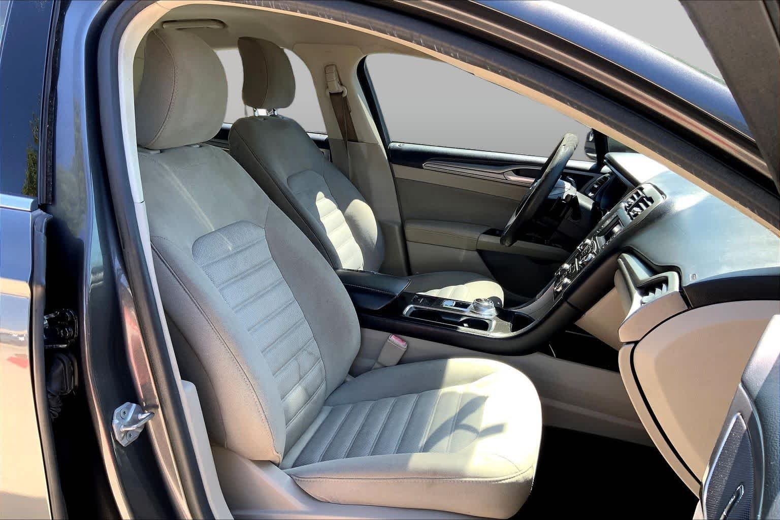 Used 2017 Magnetic Ford SE image 9