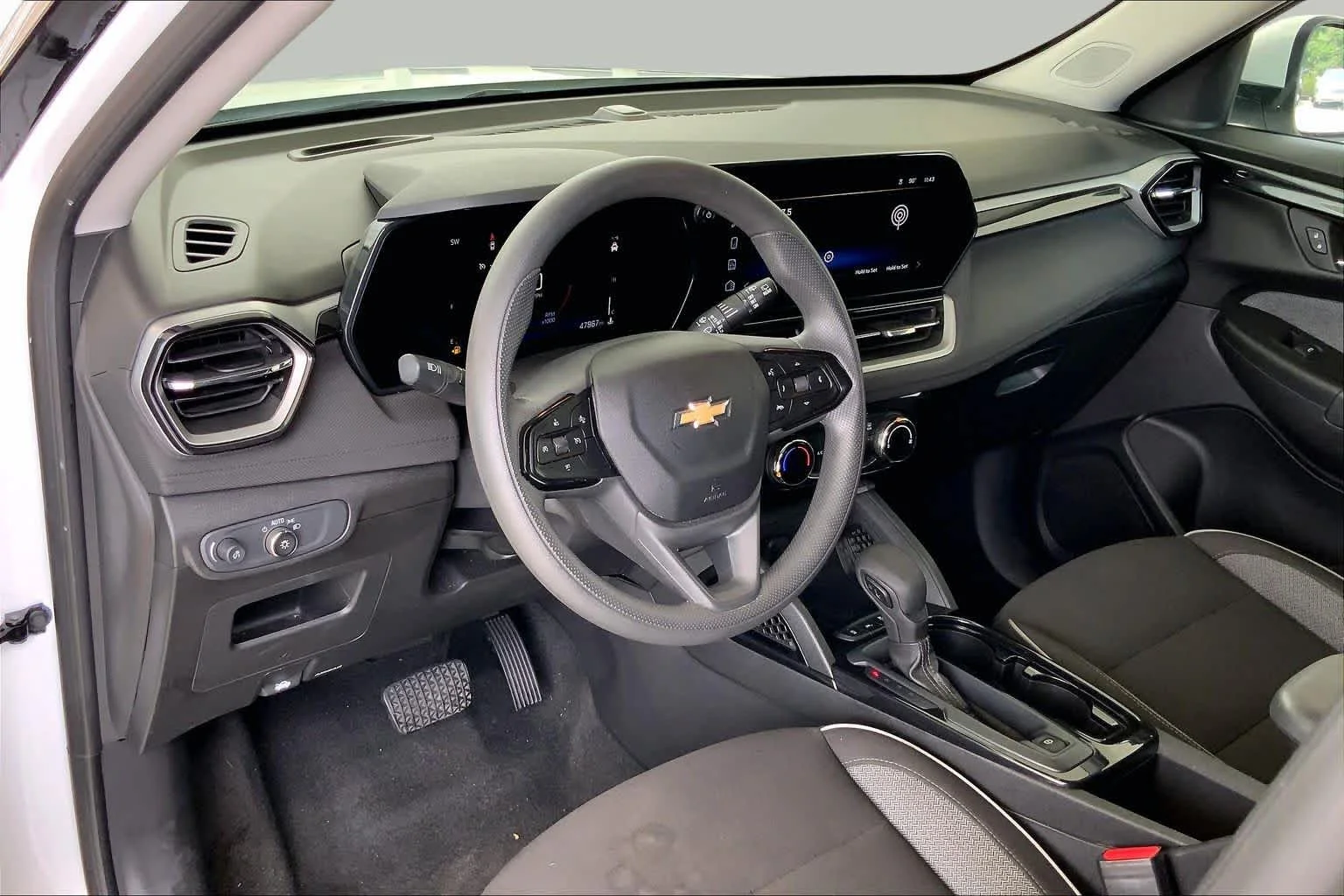 Used 2025 Summit White Chevrolet LT image 18