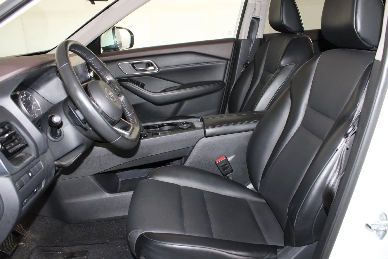 Used 2021 White Nissan SV image 9