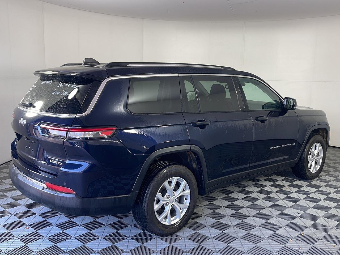 Used 2023 Midnight Sky Jeep Limited image 5