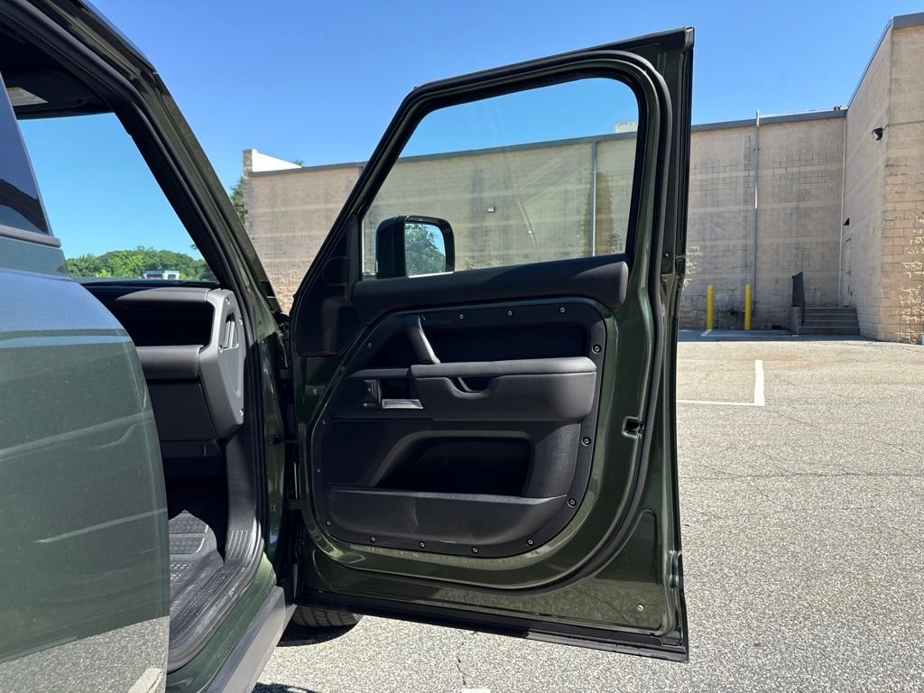 New 2026 Woolstone Green Land Rover X-Dynamic SE image 16