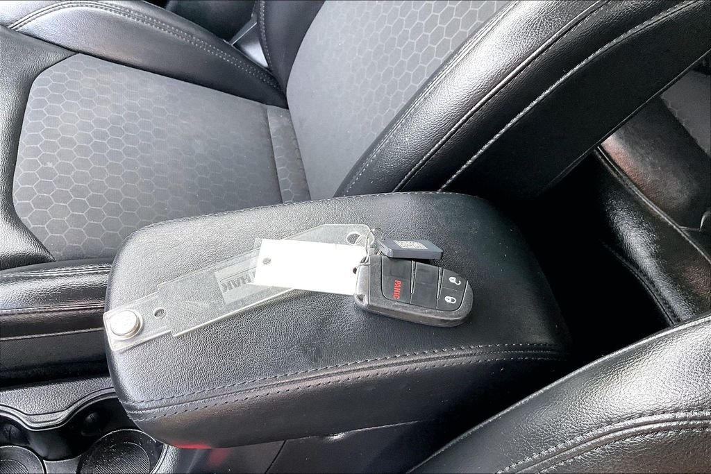 Used 2019 Silver Jeep Latitude image 9