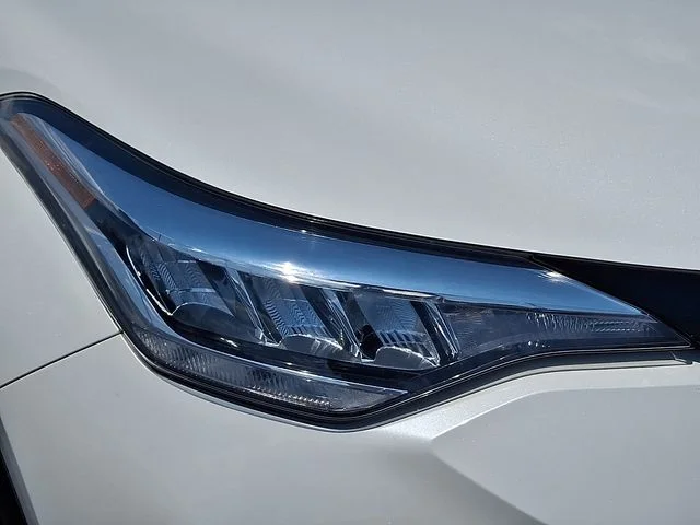 Used 2020 White Toyota XLE image 10