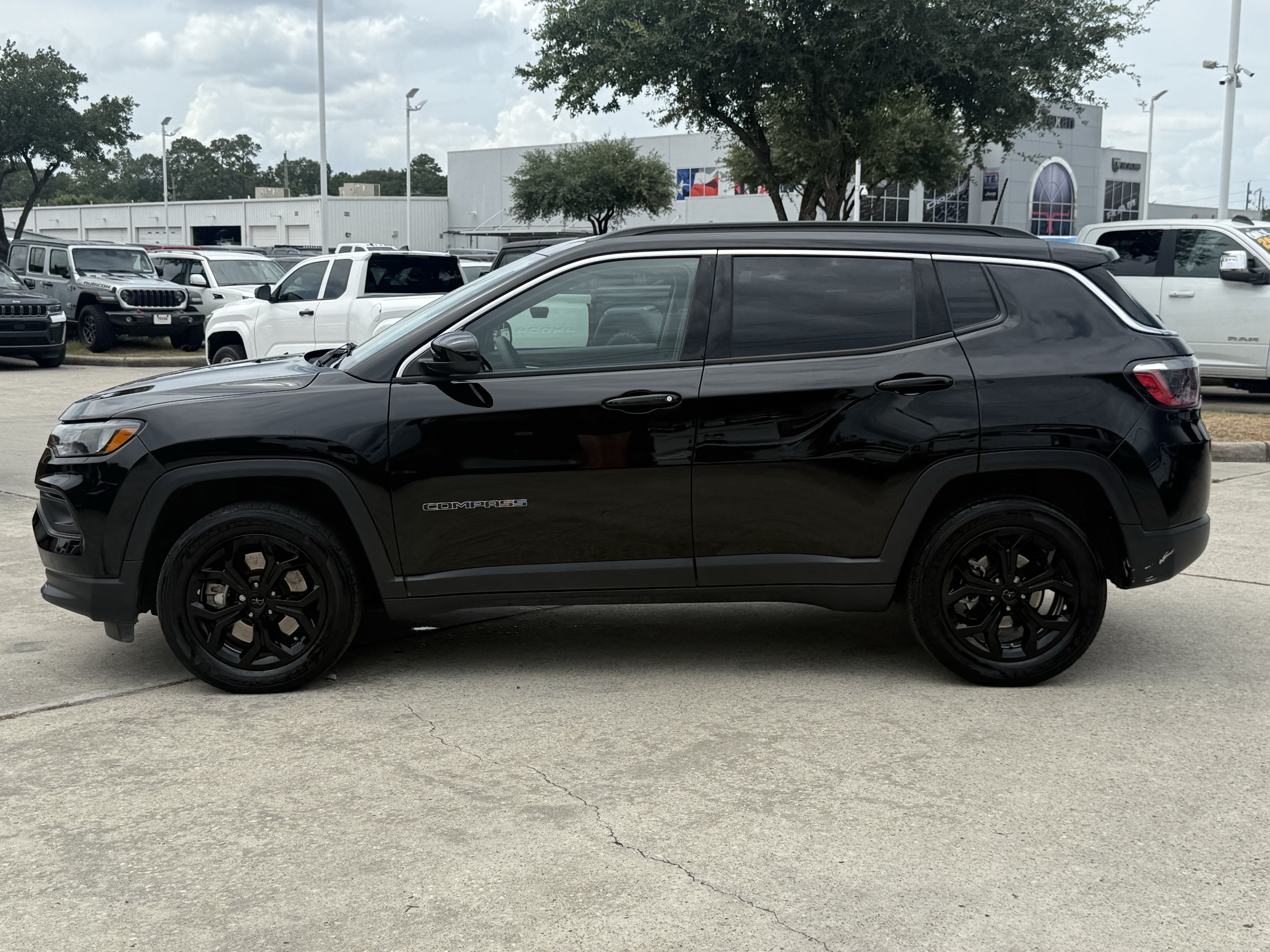 Used 2025 Diamond Black Crystal Pearlcoat Jeep Latitude image 7