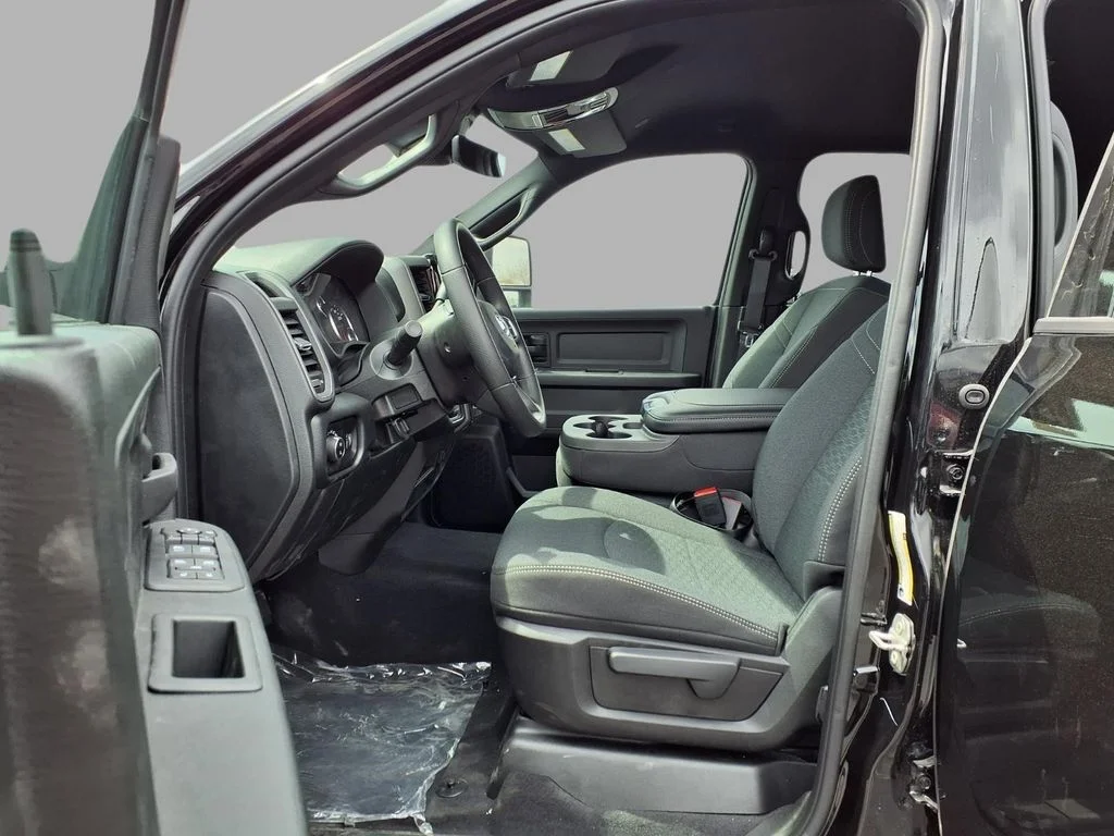 New 2026 Diamond Black Crystal Pearl-Coat Exterior Paint RAM Tradesman image 20