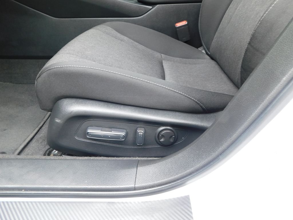 Used 2025 White Honda SE image 14