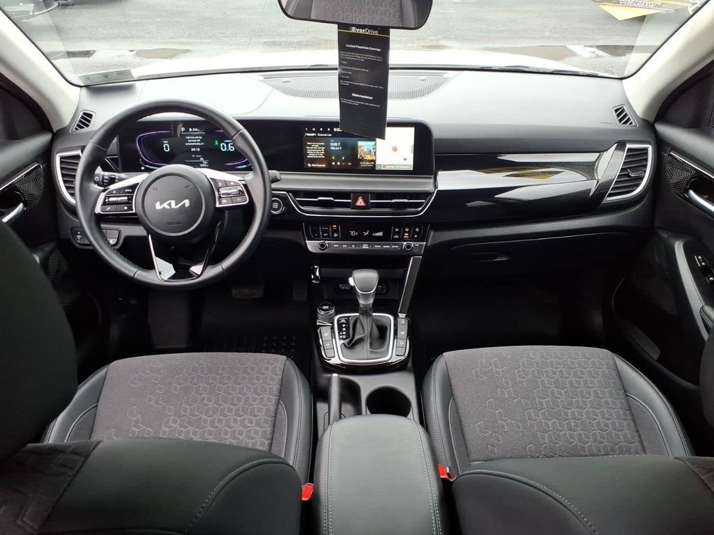 Used 2025 White Kia S image 22
